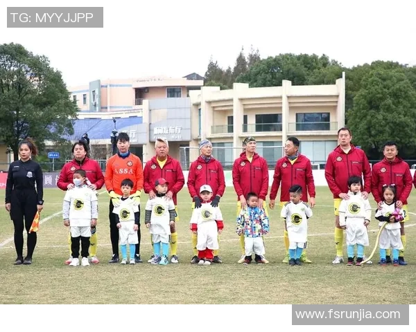 足球明星携手粉丝共筑梦想之旅点燃激情与希望的美好时刻